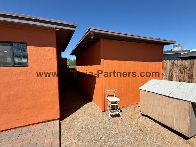 Building Photo - Three Bedroom Home