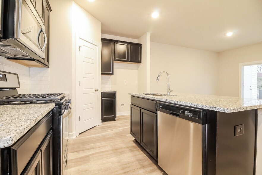 Building Photo - 210 Telford Dr