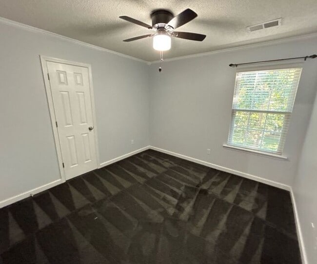 Building Photo - The Oaks on Lake Carolina