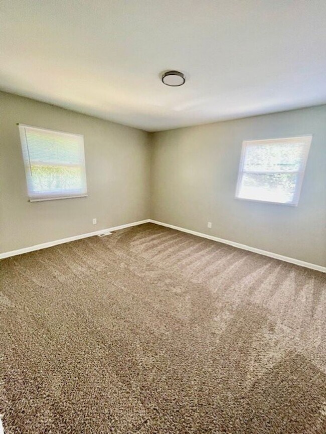 Building Photo - Spacious 5 Bedroom 2 Bath. This Home is Located in the Smallwood Community.