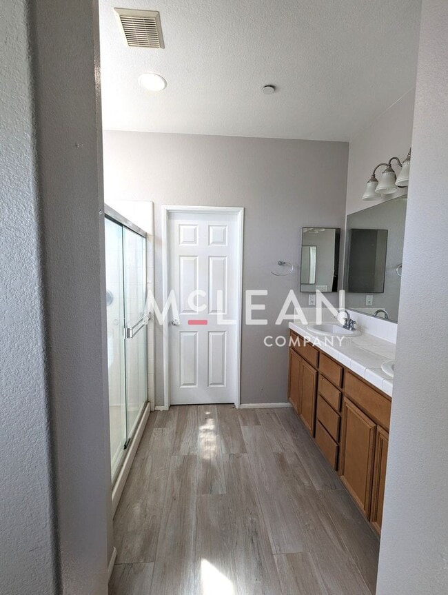 Building Photo - Beautiful Three Bedroom Home - Pet Friendly!