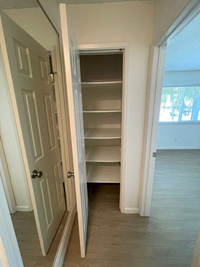 Building Photo - Remodeled 2+1 Townhome in Villa Ventura