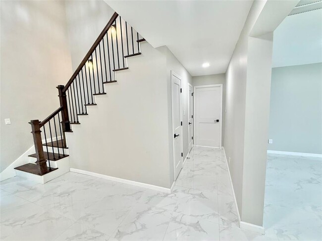 Building Photo - 3307 Deerwood Ln