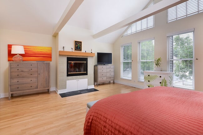 Building Photo - 2317 N Greenview Ave