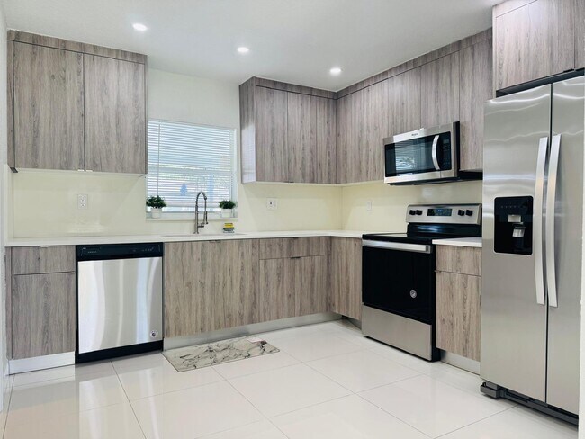 Building Photo - 4640 NE 5th Ave