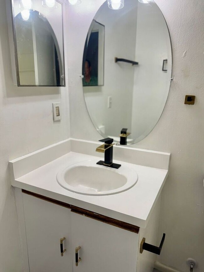 Building Photo - 3 Bedroom 2 Bath Winter Garden Townhome with Remodeled Kitchen and a Fenced Backyard!