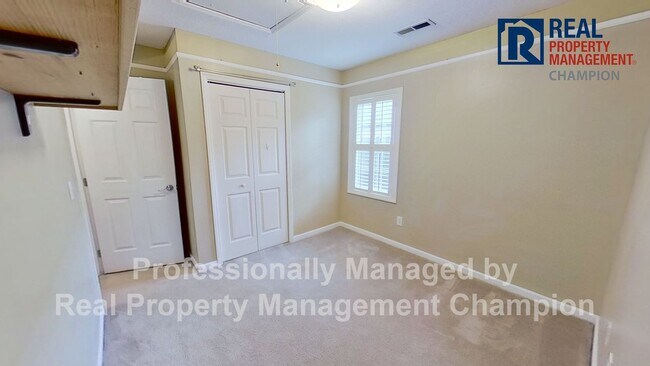 Building Photo - 811 Grathwol Dr