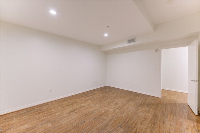 Building Photo - 917 Main St