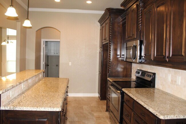 Building Photo - 1811 Spruce Pine Lane