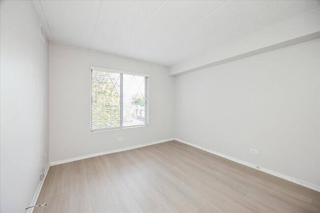 Building Photo - 13620 Lamon Ave