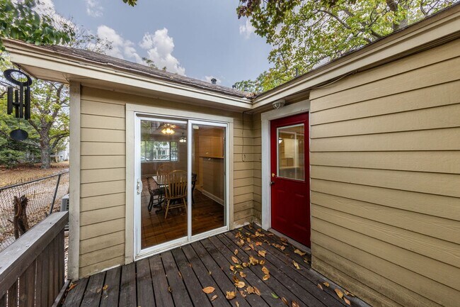 Building Photo - 909 E 38th St