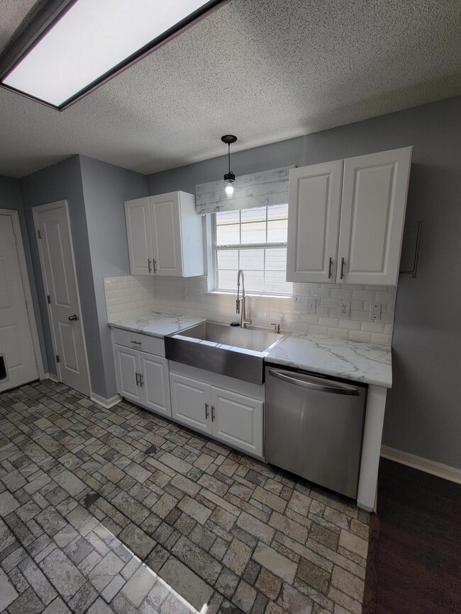 Building Photo - 400 Pristine Water Ln
