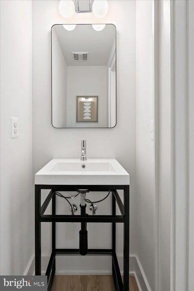 Building Photo - 911 N Irving St