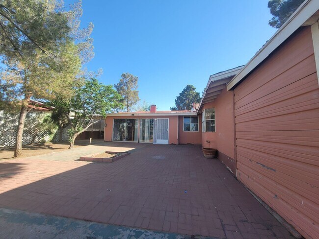 Building Photo - Ready to View!!