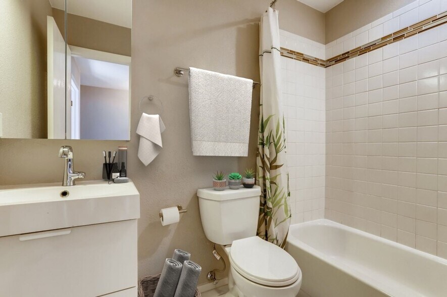 Building Photo - 1327 Pine St