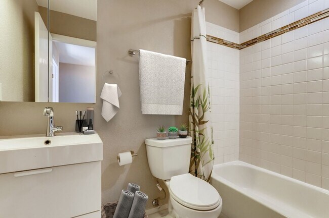 Building Photo - Charming Downtown Boulder Unit Steps from Pearl Street-Available August 1!