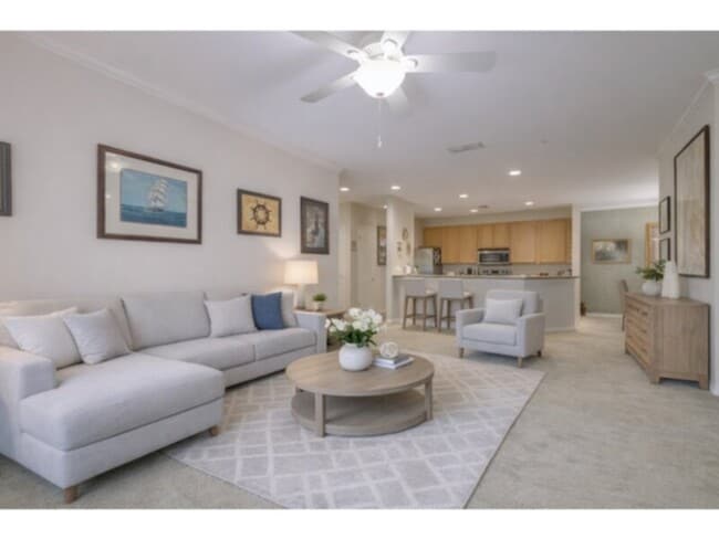 Building Photo - 5988 Summerhill - 2 beds unit with elevator access