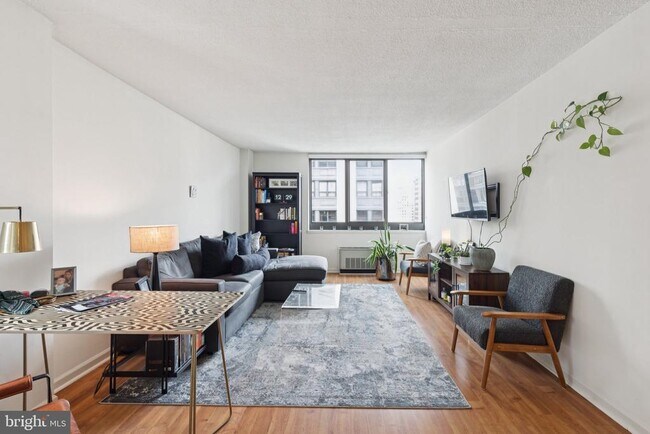 Building Photo - 1420 Locust St