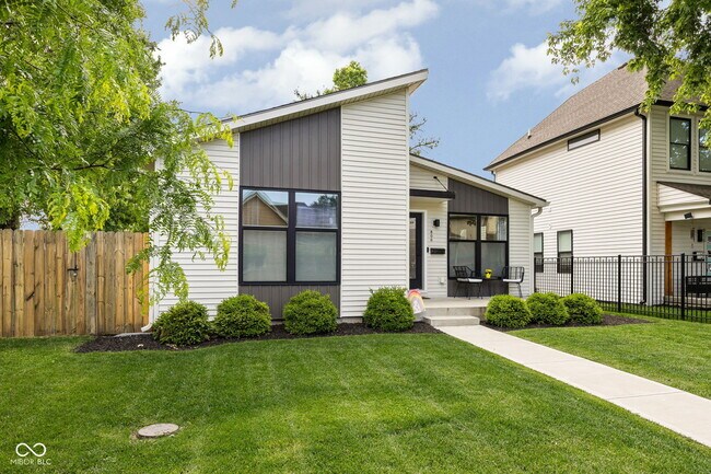 Building Photo - 806 N Beville Ave