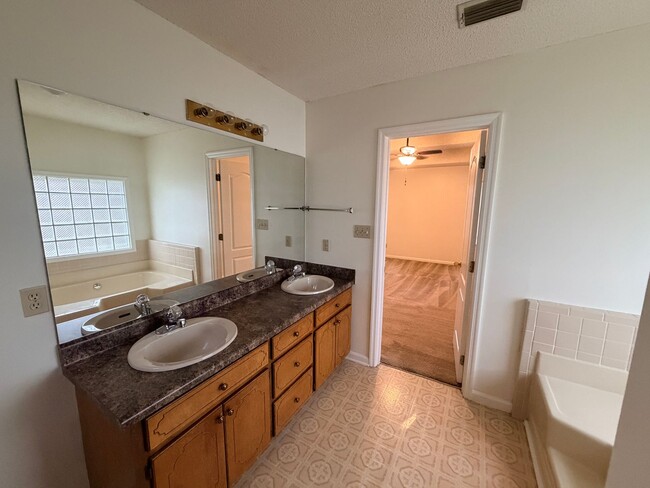 Building Photo - 3 Bedroom/2 Bath home in North Lake Subdiv...