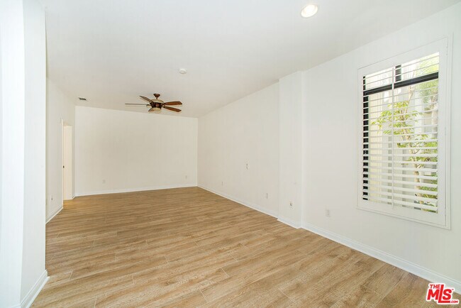 Building Photo - 5625 Crescent Park W