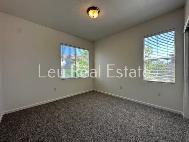 Building Photo - 900 Moon Cir