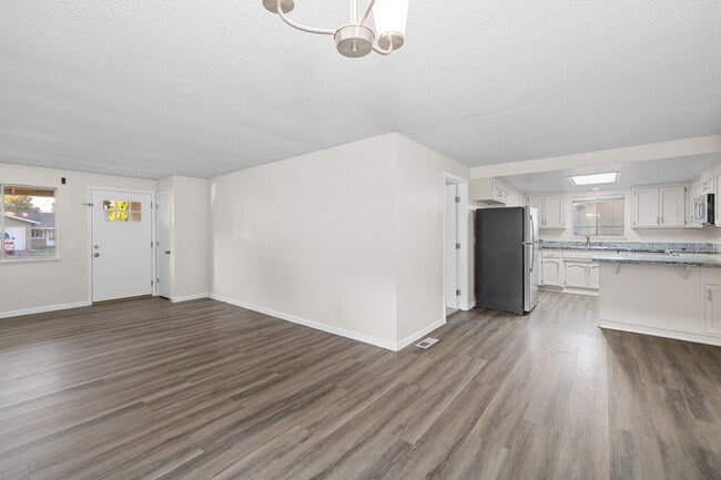 Building Photo - 2077 Hill Way