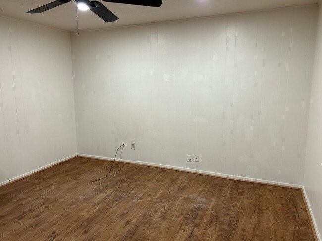 Building Photo - 1025 W Terry St