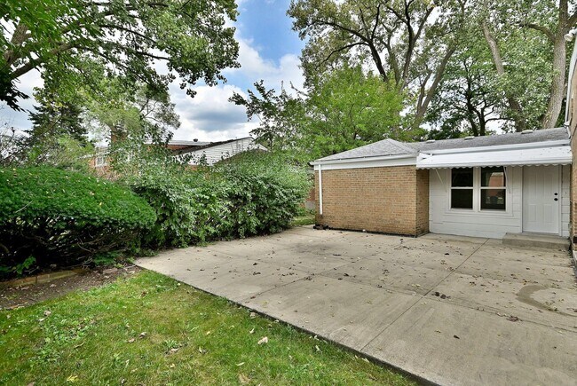 Building Photo - 6750 N Kostner Ave