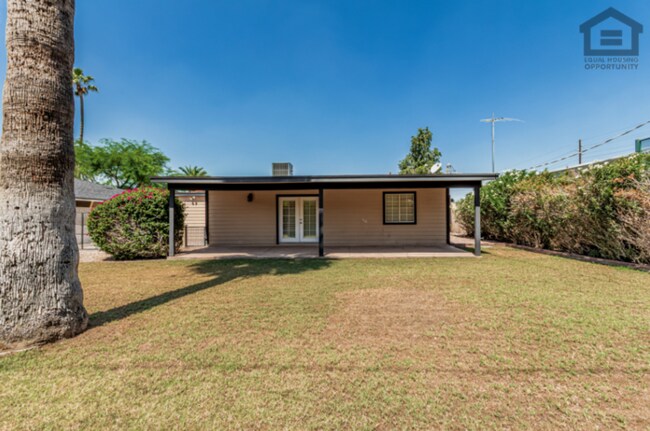 Building Photo - 3Bed/3Bath House at Thomas/7th Ave! Ready for Immediate Move-In! -- NO HOA! FULLY REMODELED!