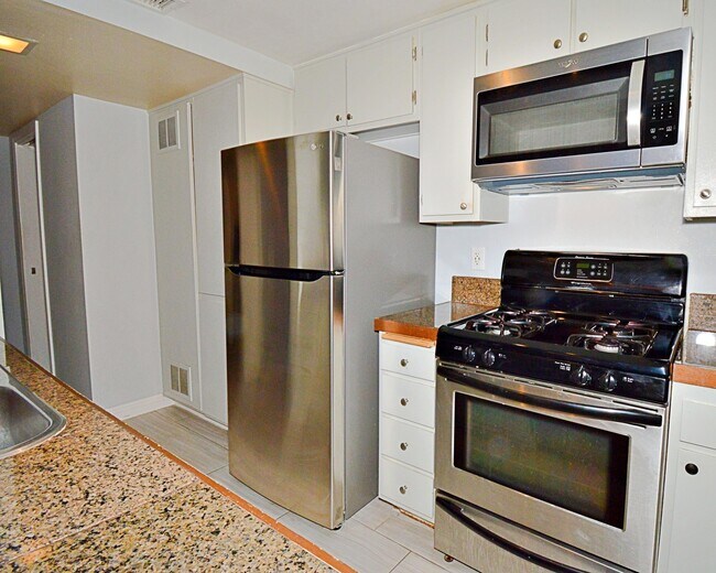 Building Photo - 2230 N Indian Canyon Dr