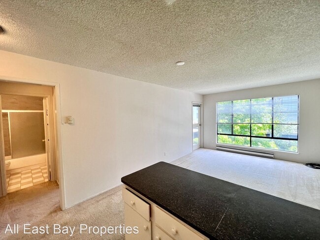 Building Photo - 1 br, 1 bath House - 7 Commodore Dr. #363