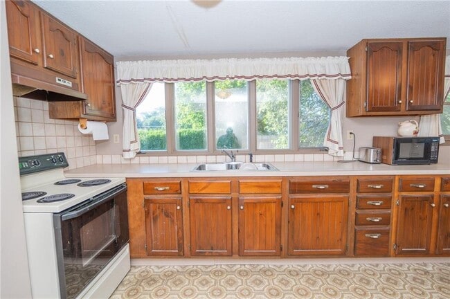 Building Photo - 137 A Kingstown Rd