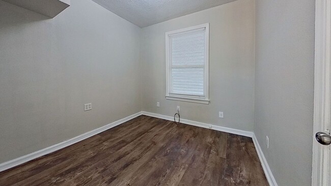 Building Photo - Recently renovated 2/1 Springfield Apartment!