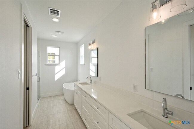 Building Photo - 421 Constance Dr