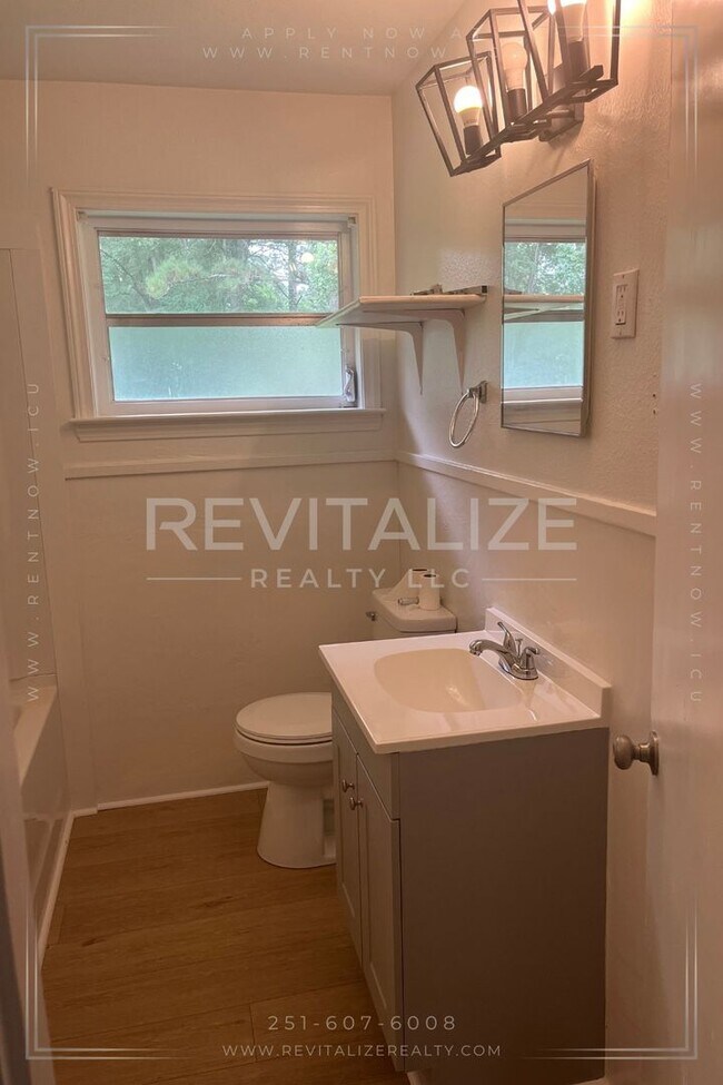 Building Photo - Beautiful 3 bedroom 1 bathroom on Dauphin ...