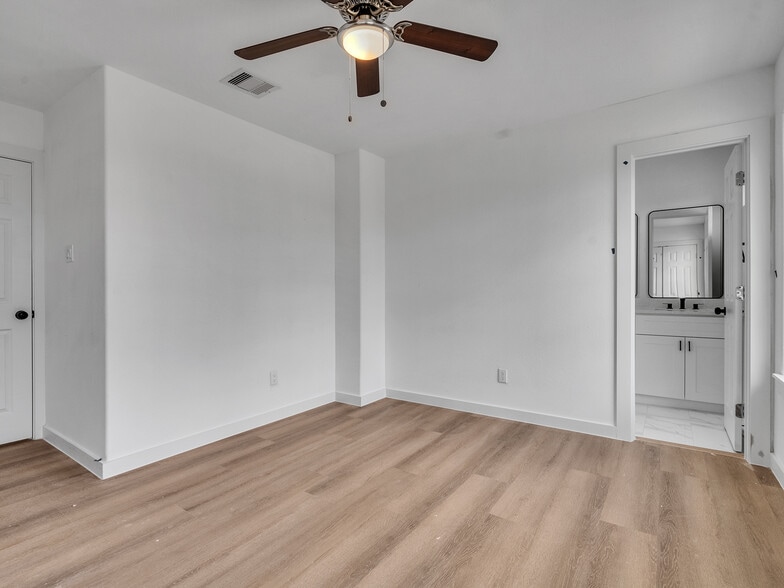 Building Photo - 8627 Homewood Ln