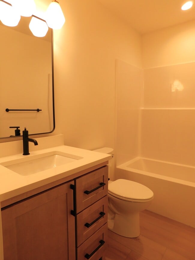 Building Photo - 605 Holstein Wy