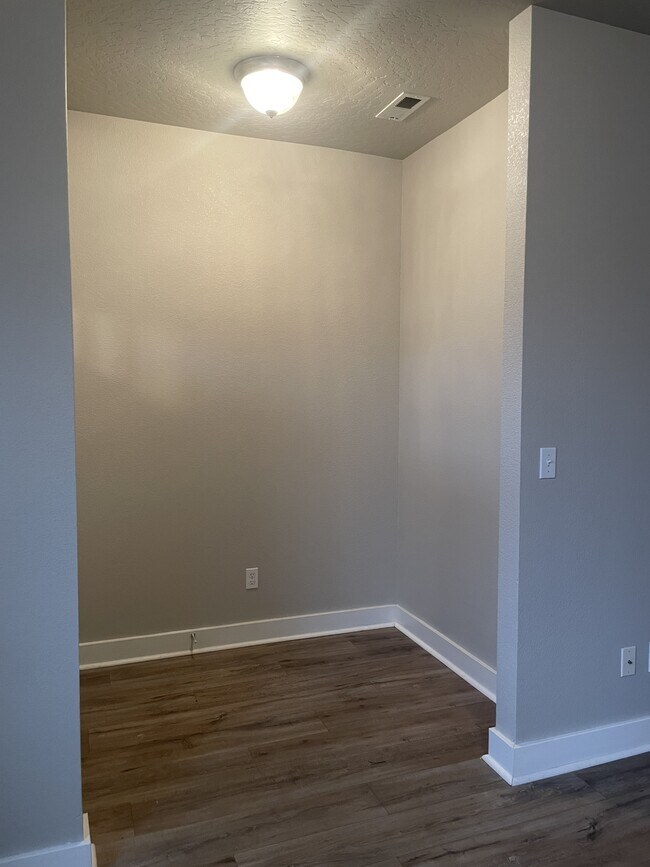 Building Photo - 447 N Baxter Way