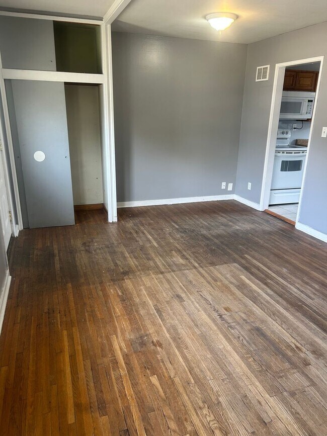 Building Photo - Quaint & Cozy Home