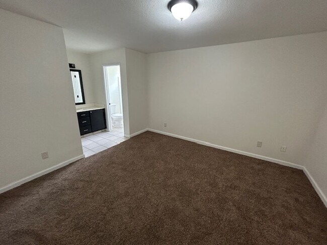 Building Photo - Newly Remodeled