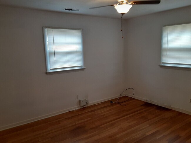 Building Photo - 317-317 Hurdle Dr