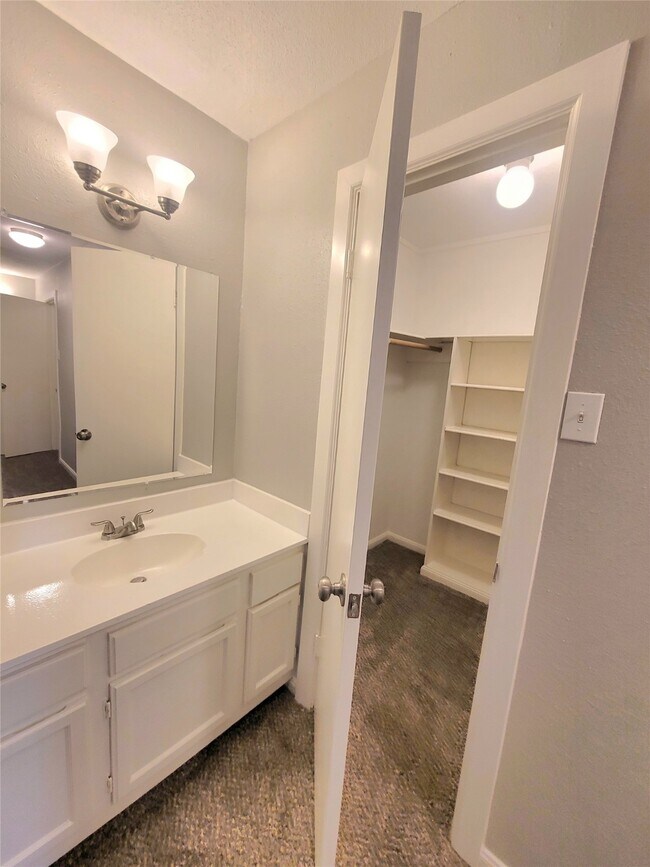 Building Photo - 5920 Arncliffe Dr