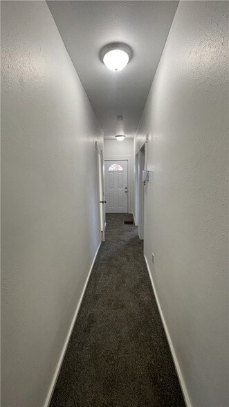 Building Photo - 424 W 7th Ave