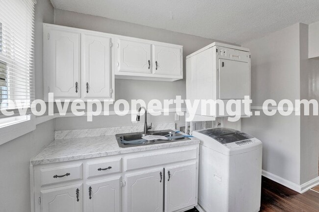 Building Photo - 100% OFF FIRST MONTH'S RENT  MOVE IN SPECI...