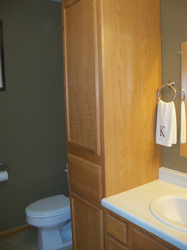 Building Photo - 4 BED | 3 BATH | TRI-LEVEL | DOUBLE GARAGE...