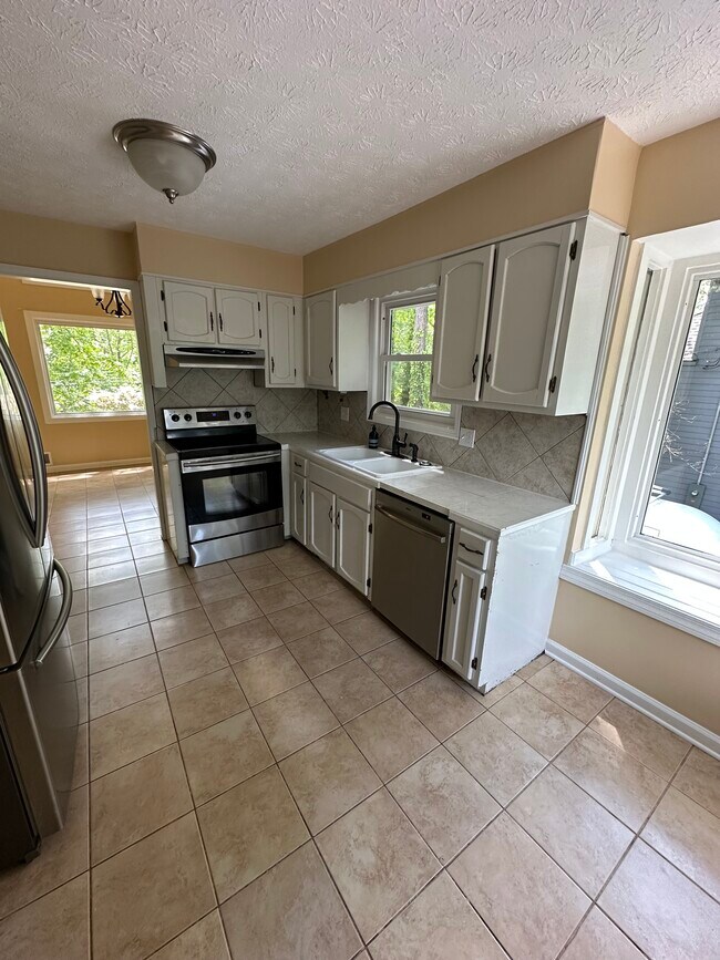 Building Photo - 1733 Christie Dr