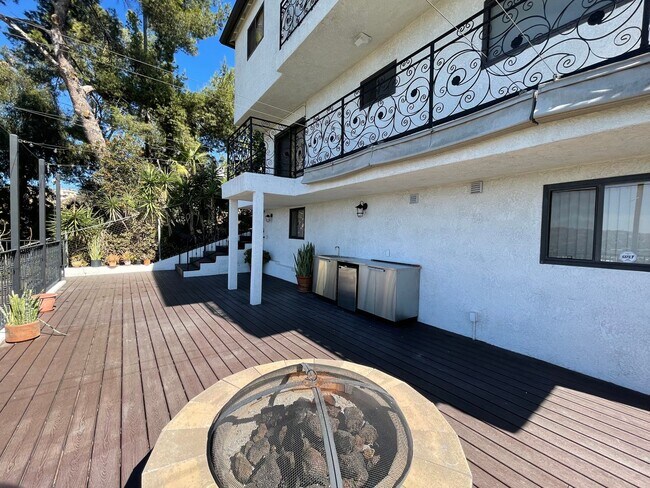 Building Photo - Gorgeous 5 Bed House - Amazing View!