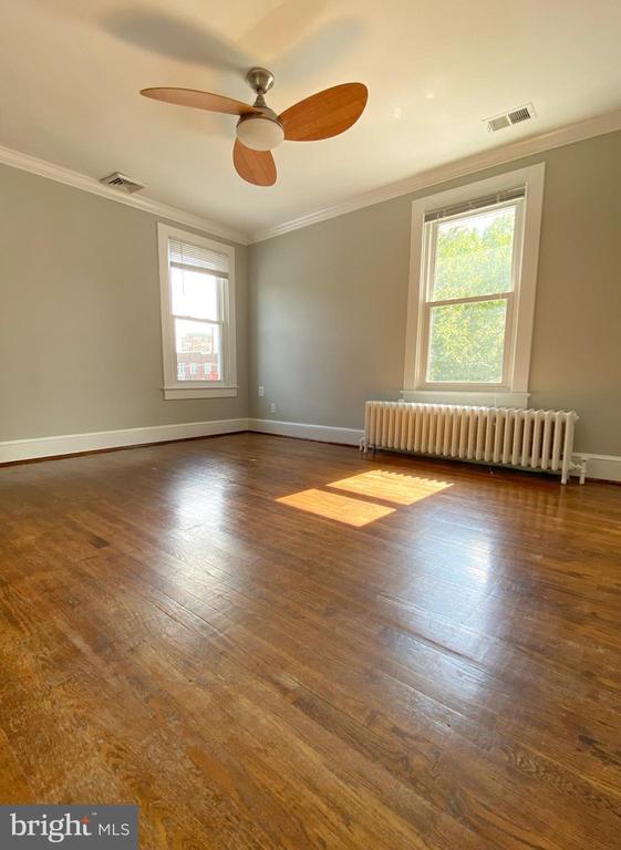 Building Photo - 432 E Luray Ave