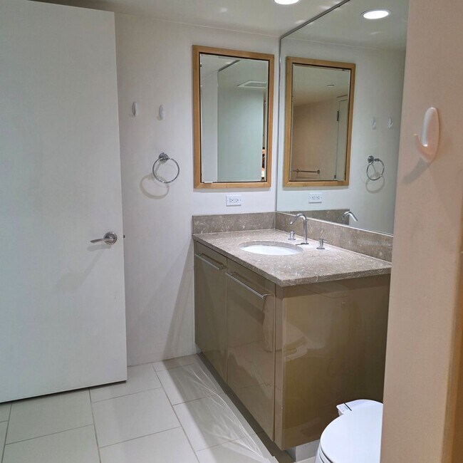 Building Photo - Capital Place One Bedroom Condo